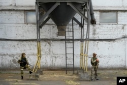 Російські військові на елеваторі в окупованому Мелітополі, 14 липня 2022 року