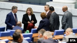 Председателката на парламента Наталия Киселова говори с колеги от БСП, които подкрепиха отнемането на правомощията на президента, свързани със службите за сигурност, 10 октомври 2025 г.