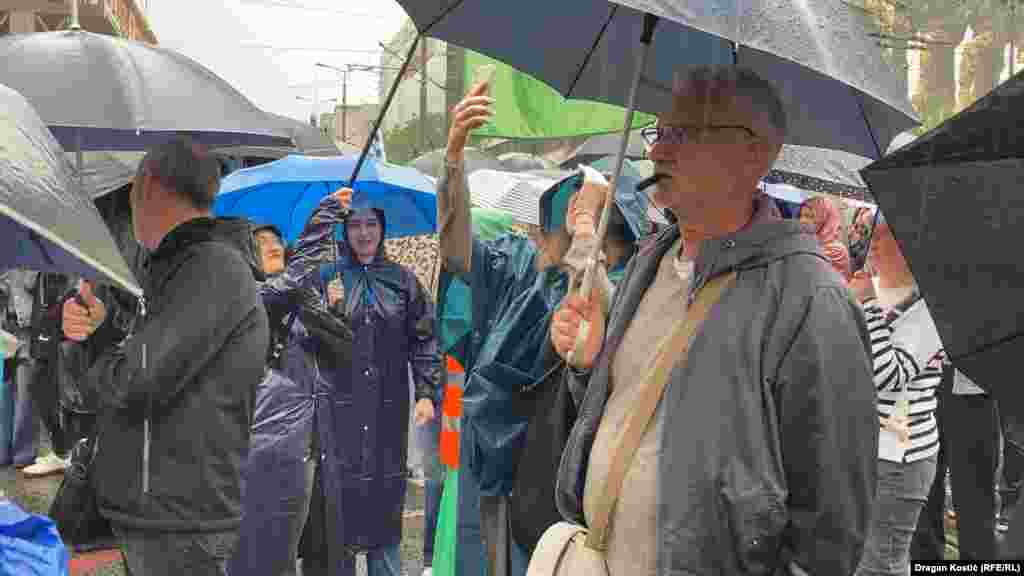 Protest je održan na poziv studenata u blokadi i inicijativa Udružena prosveta Srbije i Pobunjeni univerzitet.