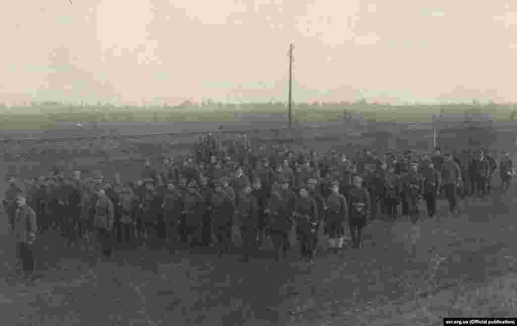 І хоч чимало вояків УГА не були етнічними українцями, але вони спільним фронтом виступили проти тогочасних польських та російських супротивників новопроголошеної української незалежності.  На фото: Інтернована сотня УГА в похідному порядку на чолі з сотником. Більше світлин можна переглянути на сайті Електронного архіву визвольного руху.