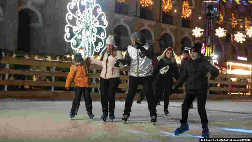 «Петриківський розпис», Контрактова площа. Крім ялинки та колеса огляду, на Подолі також є ковзанка, гірка та інші місця для веселощів, а на ярмарку можна придбати сувеніри, солодощі та напої