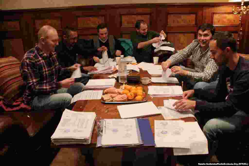 Пізніше до «перекладання» документів долучилися представники Демальянсу