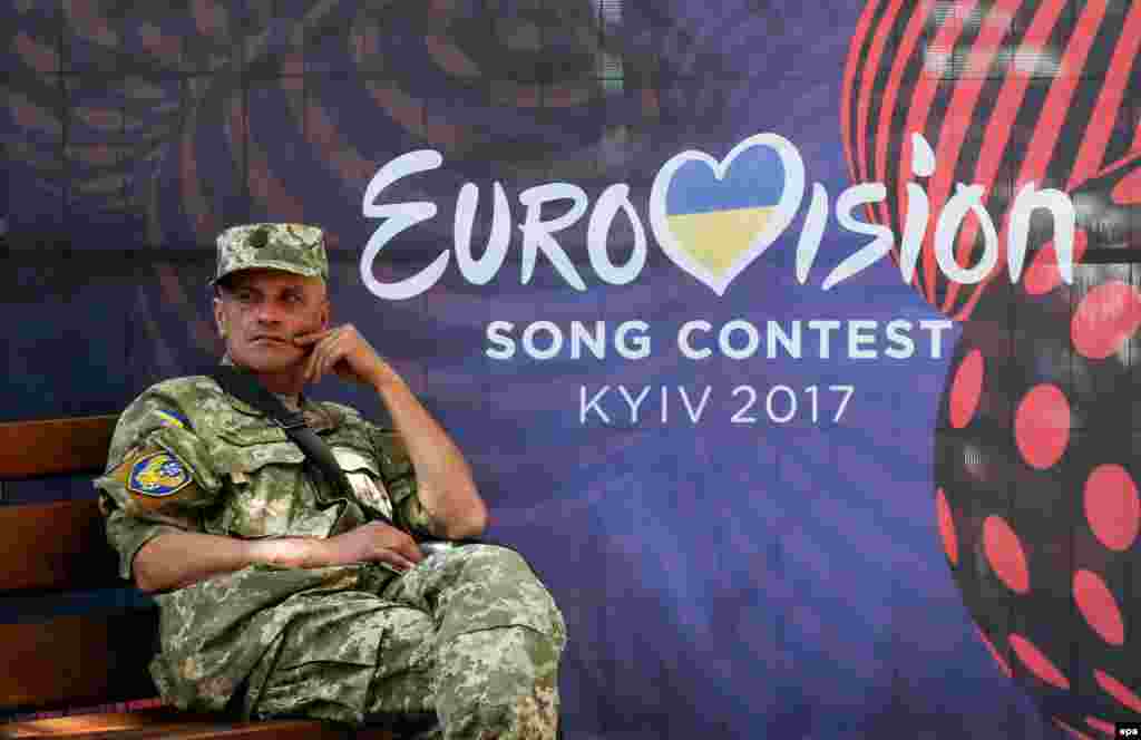 Український військовослужбовець відпочиває у фан-зоні для гостей «Євробачення» на Хрещатику. Київ, 5 травня 2017 року