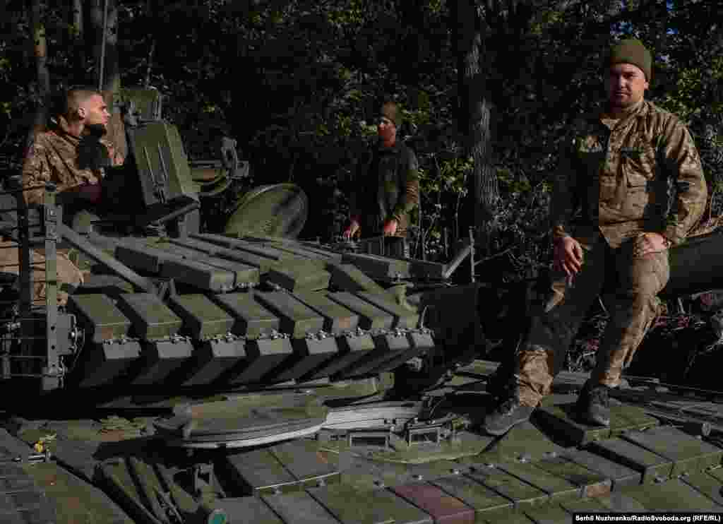 «Страшно виїжджати на пряме наведення. Будь-кому страшно, щоб тобі десь в бік РПГ не прилетіло, чи ще щось. Найбільше FPV зупиняли танк, це найгірше, рятує, що є «ребки», вони трохи глушать FPV», – говорять військові про роботу на позиції