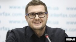 Раніше частина коментаторів заявляла, що попередній голова партії «Слуга народу» Іван Баканов (на фото) був призначений на посаду першого заступника голови СБУ, не склавши повноважень голови політичної сили