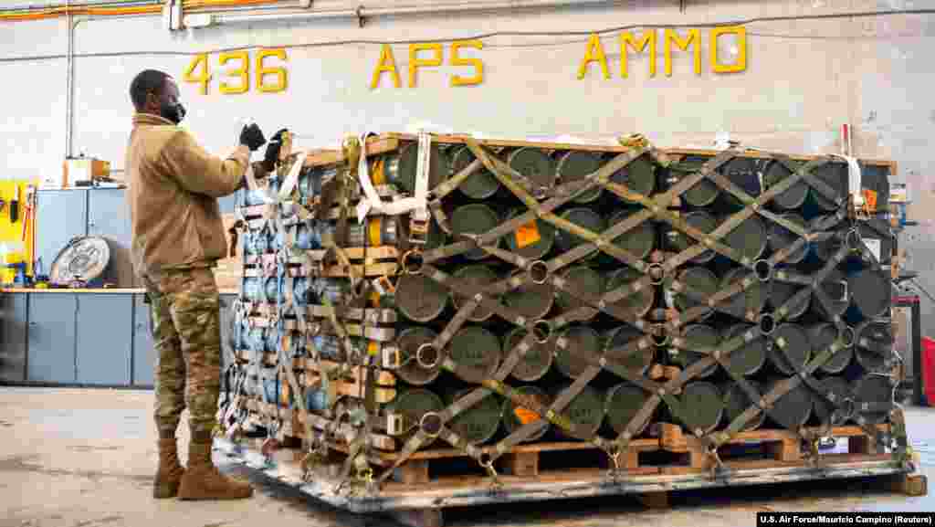 22 января посольство США в Киеве сообщило, что в страну прибыло 90 тонн военной помощи из Соединенных Штатов