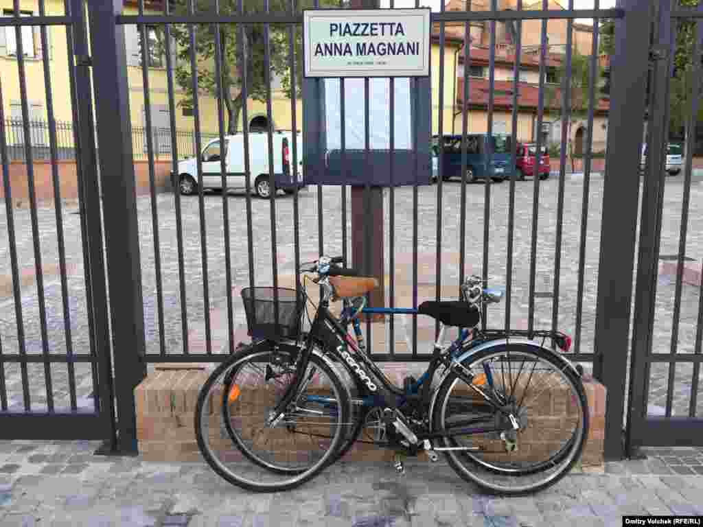 Маленькая площадь напротив синематеки теперь носит имя Анны Маньяни. В этом году на фестивале показывали восстановленный фильм Ренато Кастеллани "Ад посреди города" (1959) о женской тюрьме: Маньяни играет колоритную воровку