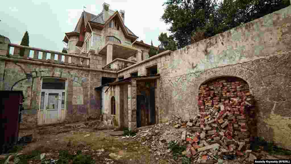 Затянувшаяся то ли реконструкция, то ли реставрация исторической виллы «Ксения»