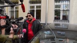 Російського режисера Серебренникова відвезли на допит до Слідчого комітету Росії (відео) Російського режисера Серебренникова відвезли на допит до Слідчого комітету Росії (відео)