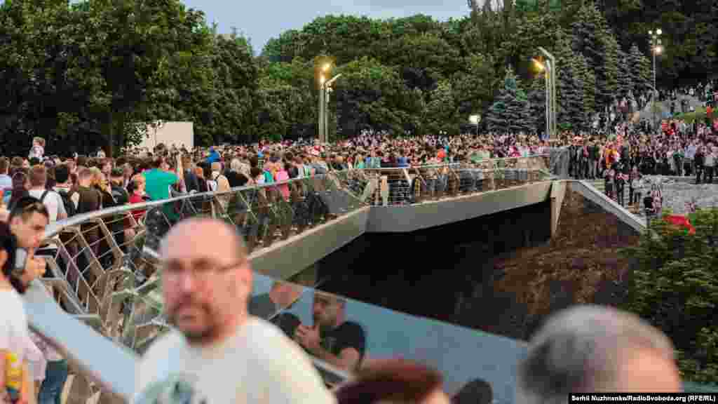 Проте їхня вага – ніщо, у порівнянні з вагою тіє кількості відвідувачів, які прийшли на відкриття мосту.