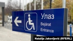 Tabla s natpisom na ćirilici, engleskom i mađarskom jeziku na Železničkoj stanici u Subotici.