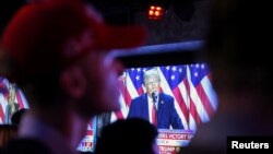 "Izgleda da Donald Tramp nema drugi pogled na svet osim Amerike na prvom mestu, ali iz njegove vizure to izgleda znači – Tramp na prvom mestu", ocenjuje Kodi Meklejn Braun (na fotografiji: Donald Tramp u obraćanju u Vest Palm Biču, Florida, SAD, 6. novembra 2024.)