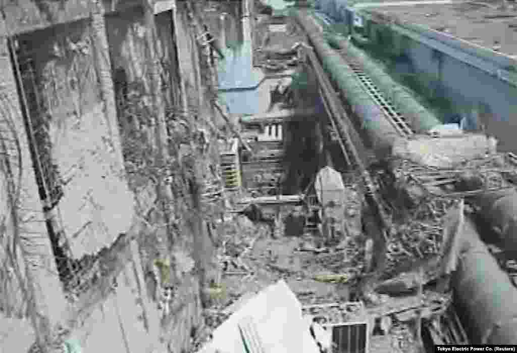 Понівечена вибухом будівля реактора №4 АЕС «Фукусіма-1», 15 березня 2011 року. Цей реактор на момент катастрофи не працював, але того дня його теж пошкодив вибух водню