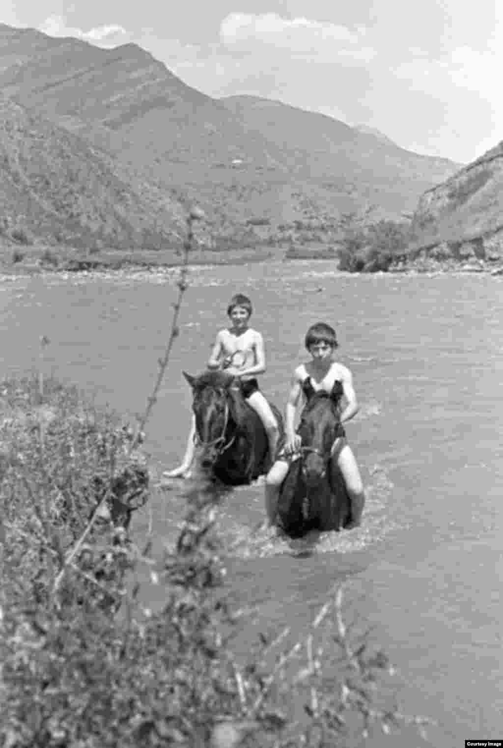 Мальчики на лошадях в реке Аргун. 