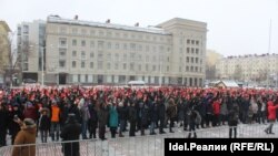 Голосовали, поднимая мандаты