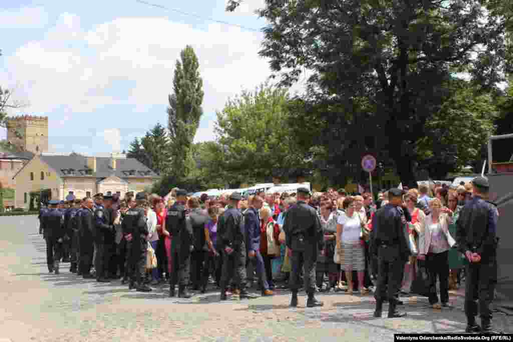 Далі — вхід не для всіх