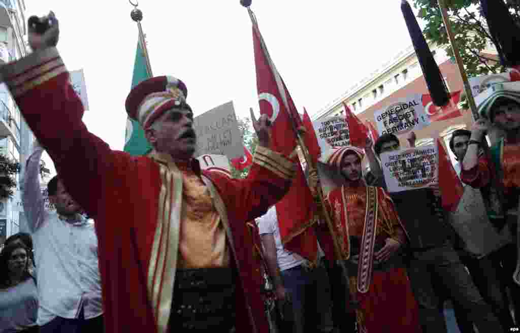 Многие из протестующих были в костюмах времен Османской империи