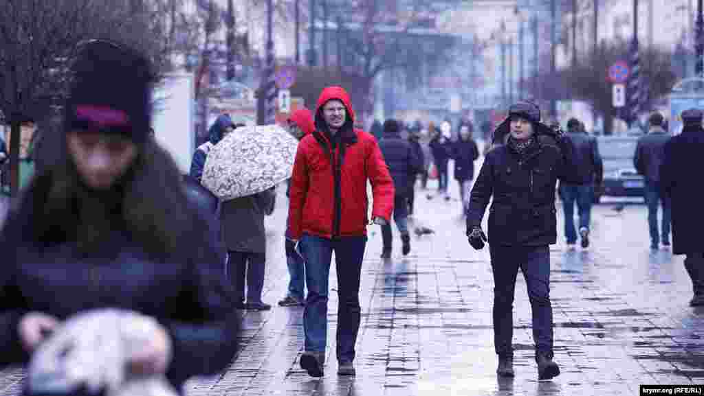 Улица Карла Маркса, по которой нужно пройти два квартала, чтобы  попасть от Совета министров к Верховной Раде Крыма,  была заполнена людьми и выглядела совершенно обыденно