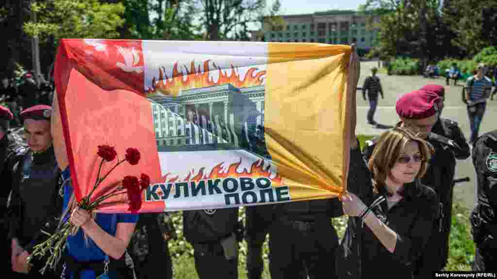 Лунають гасла «Не забудемо! Не пробачимо!», «Одеса – місто-герой», «Фашизм не пройде» та інші