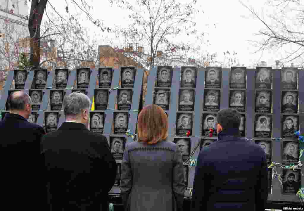 Голова Верховної Ради України Андрій Парубій, Президент України Петро Порошенко з дружиною Мариною і прем'єр-міністр України Володимир Гройсман (зліва направо) біля меморіалу Небесної Сотні під час заходів до п'ятої річниці Революції гідності. Людей, які не є представниками влади, під час церемонії не було. Київ, 21 листопада 2018 року