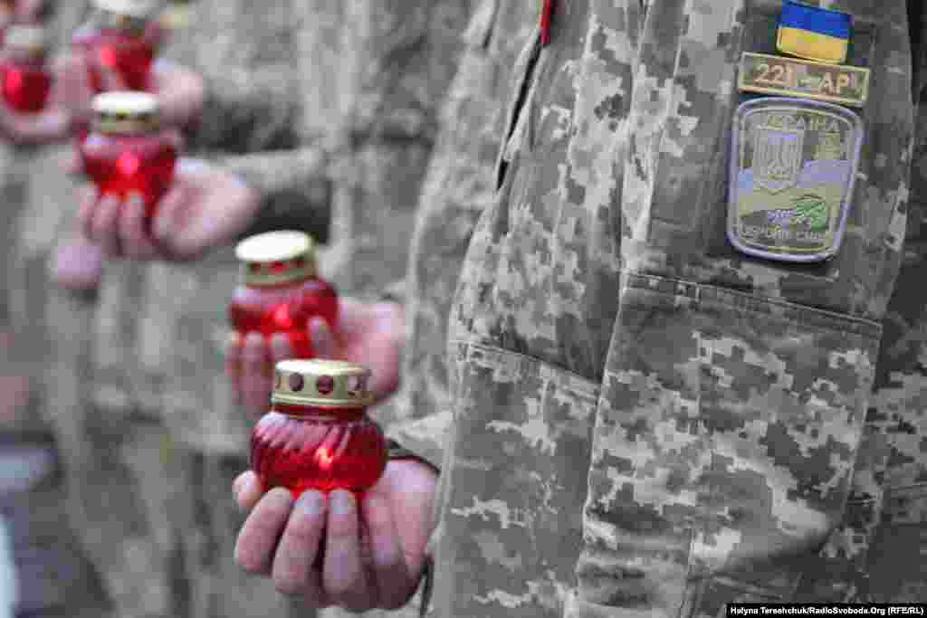 Цьогоріч вперше українські військовослужбовці спробували відзначити 8 травня – День пам’яті і примирення – у форматі, як це відбувається у військах НАТО, тобто у скорботі, тиші, молитві, запаленні свічок, без парадів, концертів і святкових салютів. Таким чином відмовившись від радянських традицій. Львів