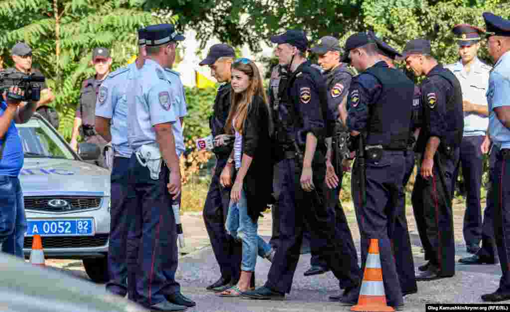 Журналистку крымкотатарского телеканала ATR уводят от здания Меджлиса под конвоем 