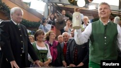 Хорст Зеехофер (слева) на пивном фестивале "Октоберфест" в Мюнхене осенью 2015 г.