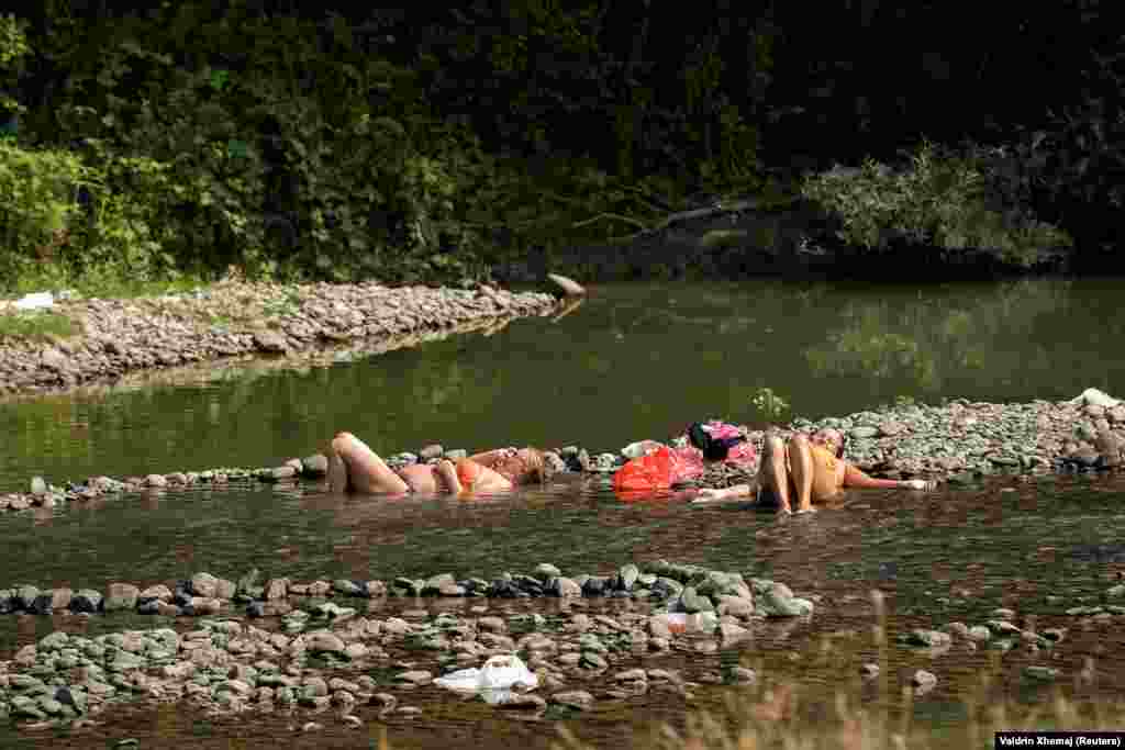 S obzirom na to da su visoke temperature zahvatile Kosovo i mnoge druge zemlje u regionu, građani bi trebali pronaći izvore vode, poput rijeke Erenik, kako bi lakše prebrodili vruće dane krajem juna.