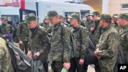 Кадр із поширеного Міноборони Росії відео російських військових, звільнених у ході обміну на українсько-білоруському кордоні 6 травня