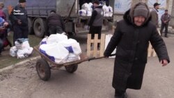 Єврокомісар взяв участь у роздачі гуманітарних наборів на Донбасі (відео) Єврокомісар взяв участь у роздачі гуманітарних наборів на Донбасі (відео)