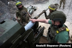 Військовослужбовці 15-ї окремої бригади «Кара-Даг» оперативного призначення Нацгвардії України заряджають боєприпаси в гаубицю 2А36 «Гіацинт-Б», Харківська область, Україна, 27 травня 2025 року