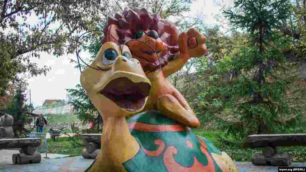 Вторая зона парка – «Мультипарк» – здесь установлены персонажи известных мультфильмов, а также батуты для детей