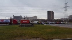 На акции протеста дальнобойщиков Петербурга (корреспондент Радио Свобода Виктор Резунков) На акции протеста дальнобойщиков Петербурга (корреспондент Радио Свобода Виктор Резунков)