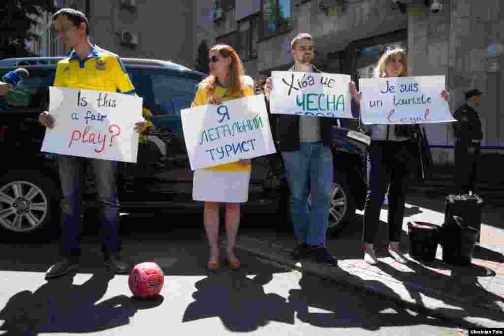 Вболівальники «Євро-2016» провели пікет посольства Франції в Києві, протестуючи проти візової політики країни-організатора «Євро-2016». Приводом для акції стала відмова сім'ї юного вболівальника Володимира Бобенчика у візі для поїздки на матчі «Євро-2016». Київ, 6 червня 2016 року