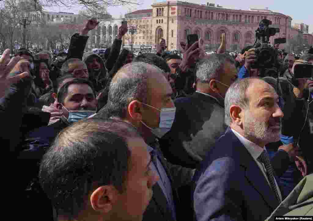 У відповідь на акції з вимогою відставки, прем'єр-міністр Вірменії Нікол Пашинян (праворуч) закликав своїх прихильників підтримати його та вийти на мітинг у центрі Єревану