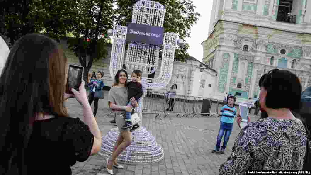 Большая копия хрустального микрофона, который получает победитель «Евровидения»