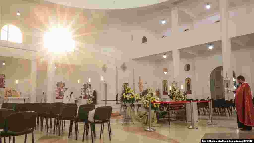 Сонячні промені пробивються через вікно, під час святовкового богослужіння до Великодня у Патріаршому соборі Воскресіння Христового УГКЦ