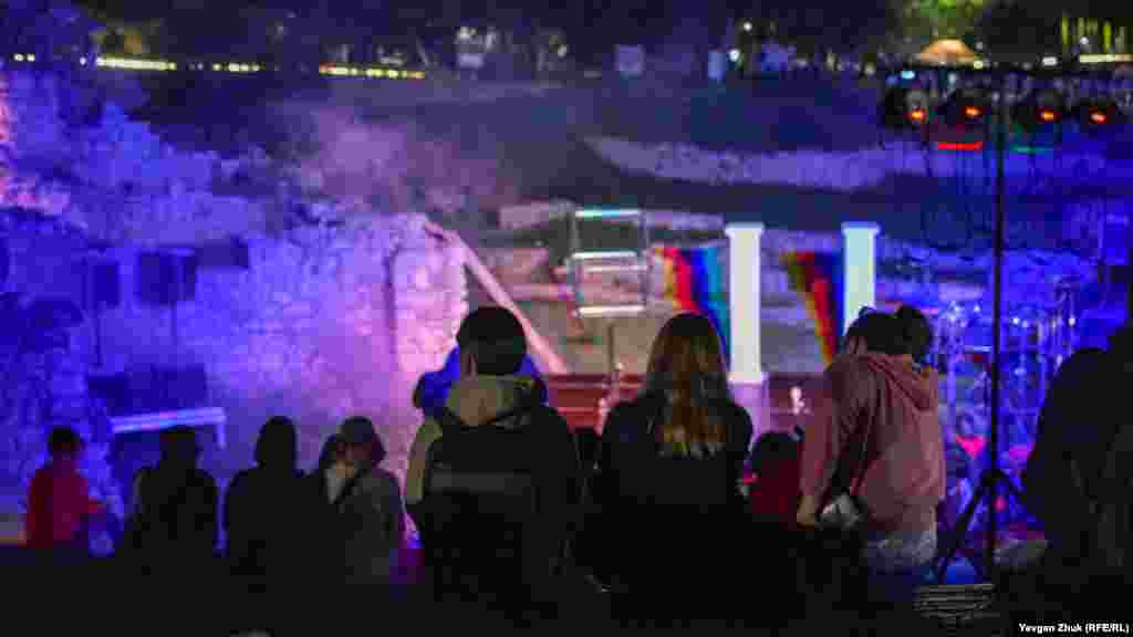 Зрители занимают места 