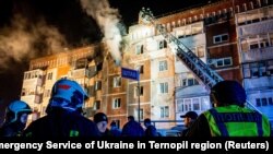 Пожежники працюють на місці удару російського безпілотника у Тернополі, Україна, 2 грудня 2024 року