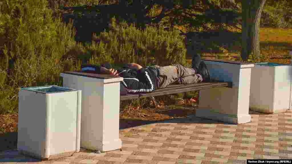 Але декого влаштовують і звичайні «сонячні ванни» на лавочці