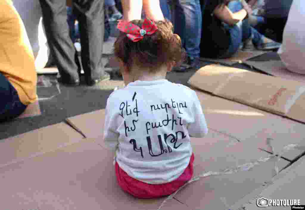 Надпись на майке девочки гласит: «Вам не достанется моя доля молока!»