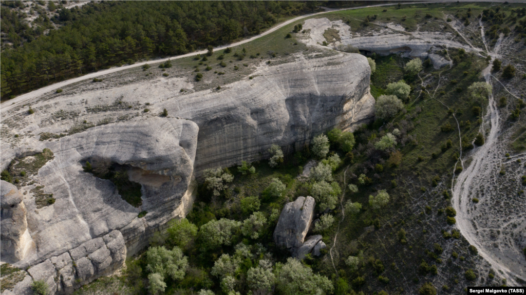 Горы в окрестностях  Старого города в долине реки Чурук-Су