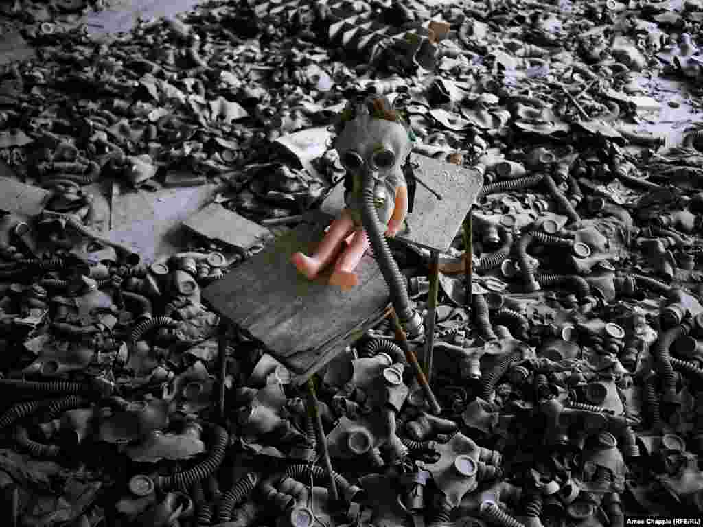 Эти детские противогазы (меры предосторожности против нападения со стороны Соединенных Штатов) были разбросаны по полу через некоторое время после катастрофы. Чернобыльский проводник Владимир Егоров говорит, что это было сделано «художником», который хотел создать страшный образ апокалипсиса