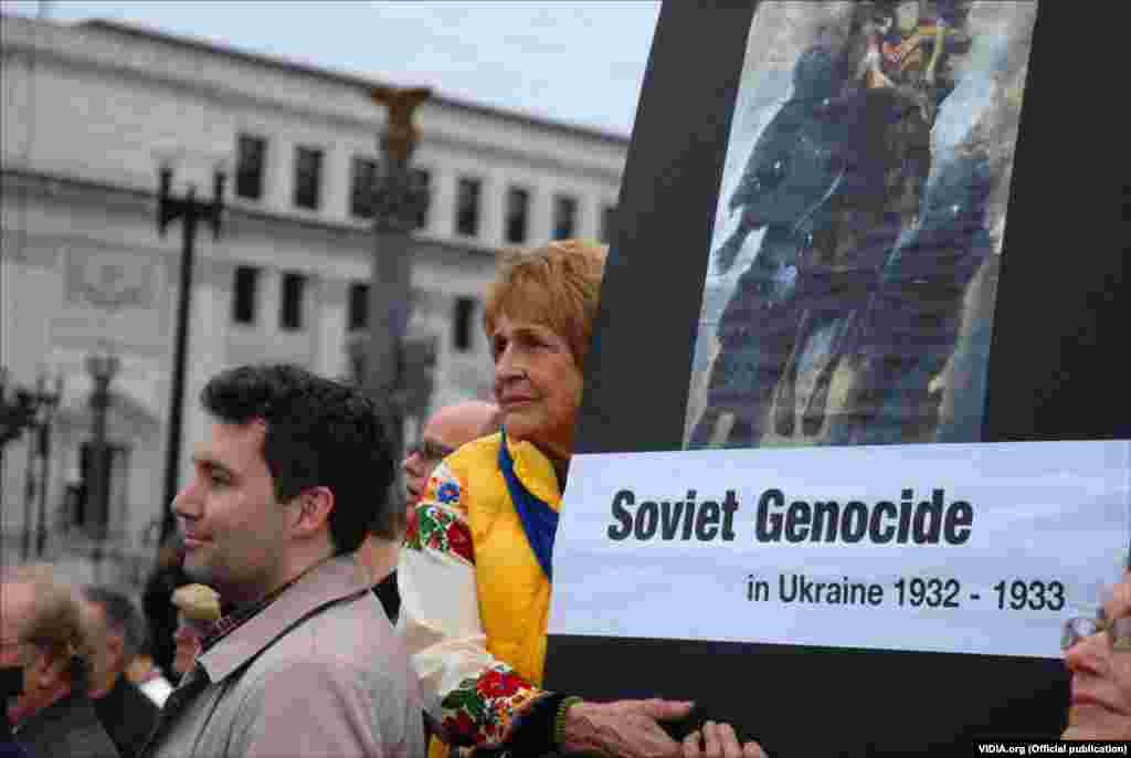 Під час відкриття меморіалу пам’яті жертв Голодомору про події тих років також нагадували плакати та банери учасників церемонії