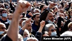Учасники акції проти угоди з Азербайджаном через спірний Нагірно-Карабахський регіон, урядовий квартал у Єревані, Вірменія, 11 листопада 2020 року