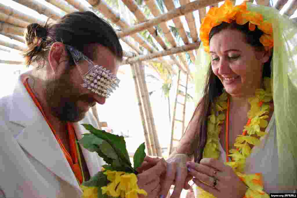 Еще одна традиция КаZантипа – Fast Married – быстрые свадьбы. В определенные часы на пляже открывается импровизированные ЗАГСы, которые регистрируют браки, действующие на время фестиваля. Одно из основных условий – любить друг друга до «сансета» (заката)