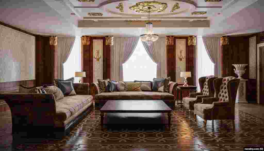 Разом з фотографіями з дронів цих об'єктів на Чорному морі команда Навального створила кілька цифрових ілюстрацій інтер'єру резиденції. Ілюстрації ґрунтуються на планах будівлі, що опинилися в розпорядженні ФБК Навального, і записах про замовлення італійських меблів для палацу