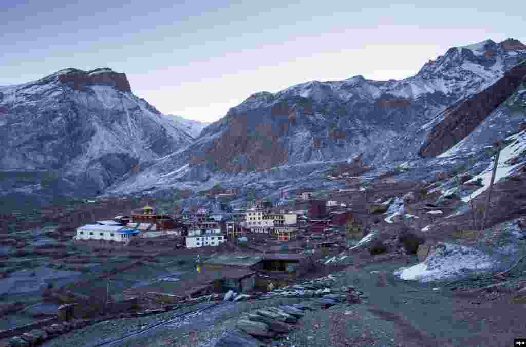 На фото &ndash; поселення поруч із храмом в долині Муктінатх