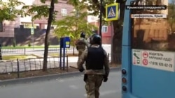 Применяли грубую силу: ОМОН задержал активистов и журналистов у здания ФСБ в Крыму (видео) Применяли грубую силу: ОМОН задержал активистов и журналистов у здания ФСБ в Крыму (видео)