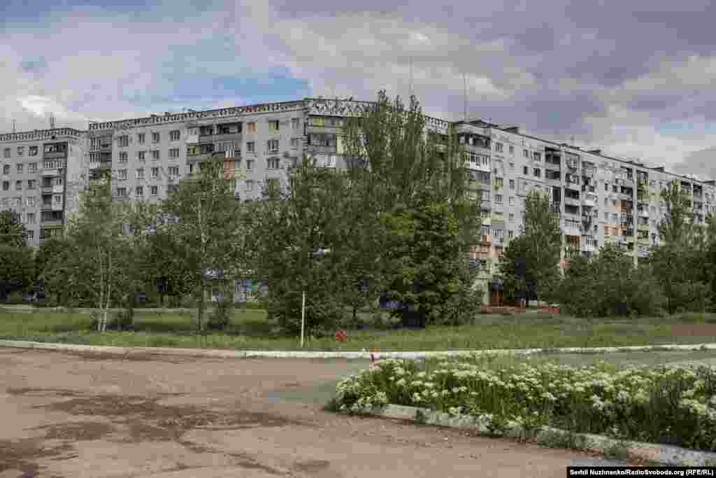 Світло, газ, часткове водопостачання – все в Костянтинівці в наявності. Гуманітарна допомога надається. Всі комунальні служби працюють. Після кожного обстрілу, звісно, є дуже сильні руйнування, але комунальні служби одразу розпочинають ремонт